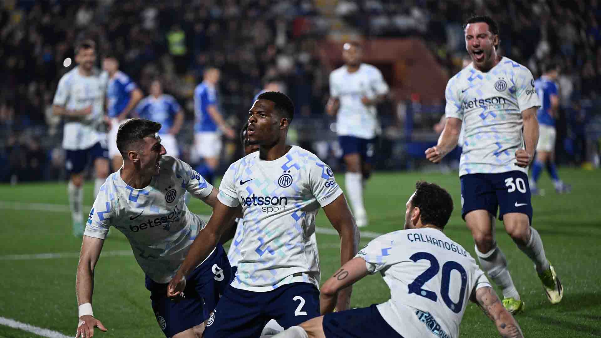 Inter Menang Comeback 4-3 atas Como, Scudetto Makin Dekat